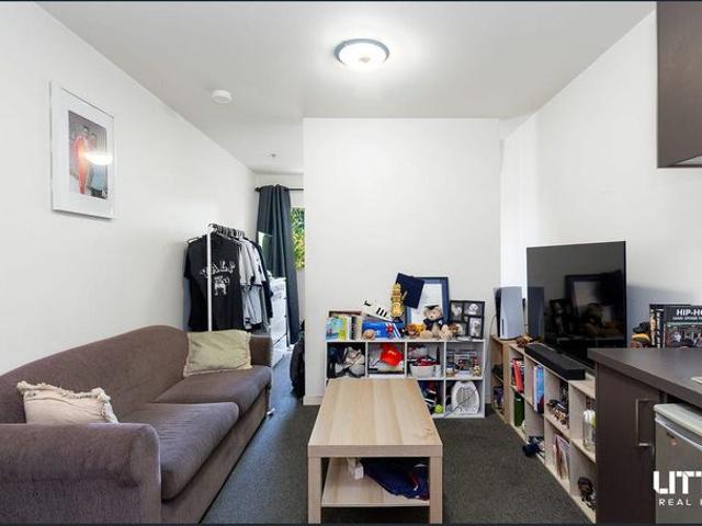 Modern studio apartment in prime Hawthorn location