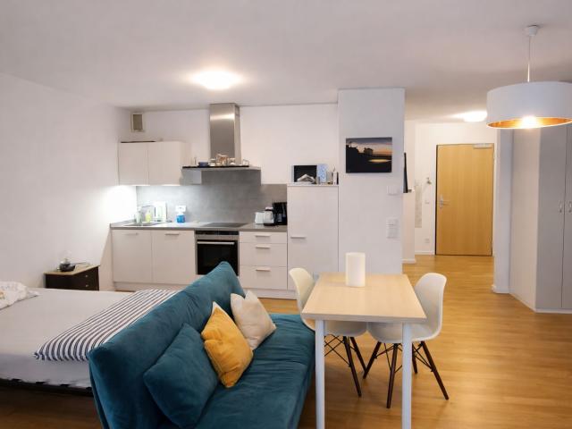 Modern studio boutique, Balcony, central, messe