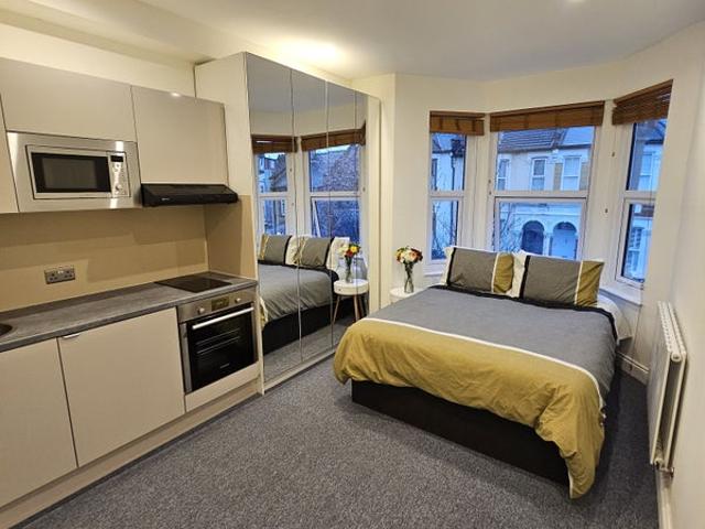 Modern Studio Flat – Prime Location!