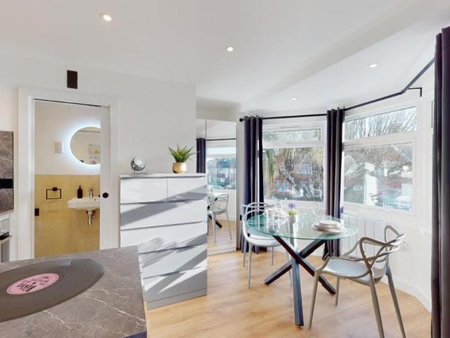 Modern Studio Flat with Private Kitchen & Bathroom