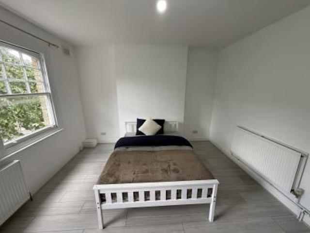 Modern Studio Flat With Separate Kitchen, W14