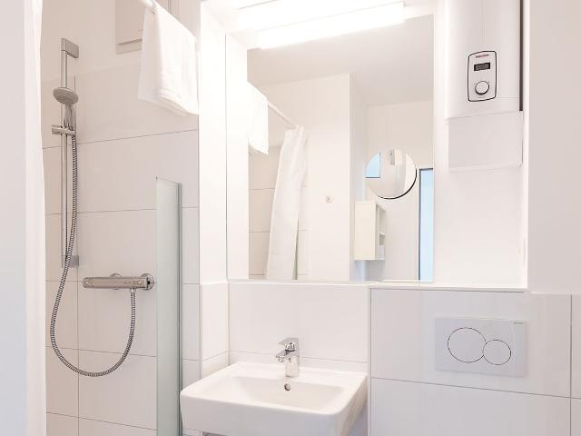 Modern studio for up to 2 persons on the banks of the Weser with panoramic view of the historic old town, directly in the centre of town, Bremen Amsterdam Apartments for Rent