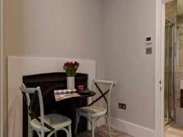 Modern studio in central London Has an Apartment