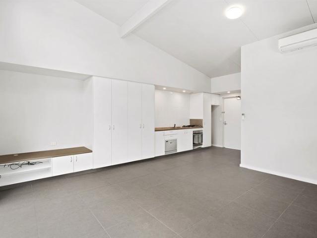 Modern Studio in Great Location