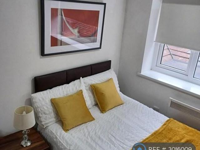 Modern Studio In. Studio to rent £595 pcm £137 pw