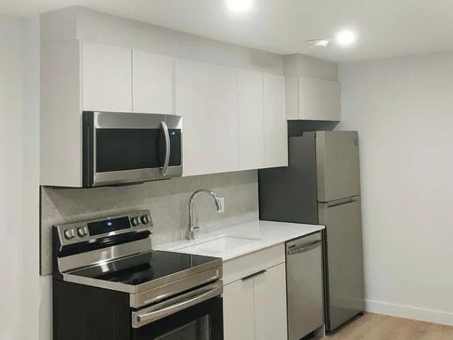 Modern Studio Unit with Private Entrance – Great Access to Downtown