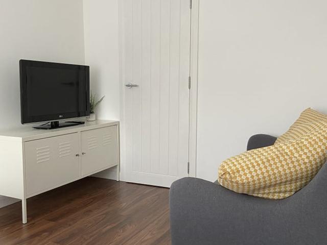 Modern studio w/ En suite, Kitchen & Parking