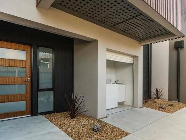 Modern Studio Walk to Tafe Bayside Shopping Centre