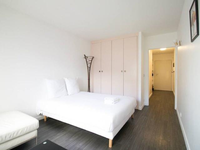Modern Studio with AC near Montparnasse Station, Paris Amsterdam Apartments for Rent