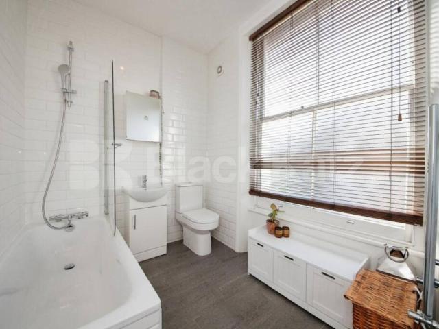 Modern studio within period House mins to tube and shops