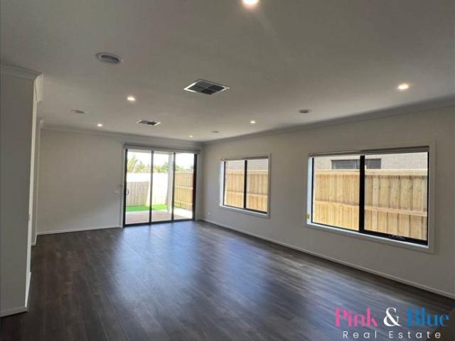 Modern & Stunning Family home,Close to Rockbank Train Station!