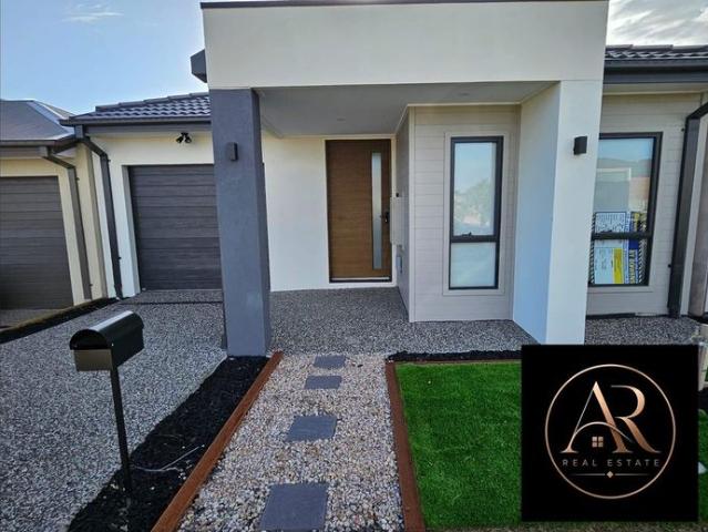 Modern & Stunning FAMILY HOME AVAILABLE FOR RENT!