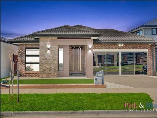 Modern & Stunning Family Home Very Close to Rockbank Train Station