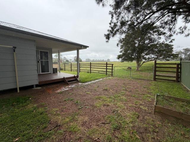 Modern style 3 bedroom granny flat with dishwasher, air conditioner & BIRs