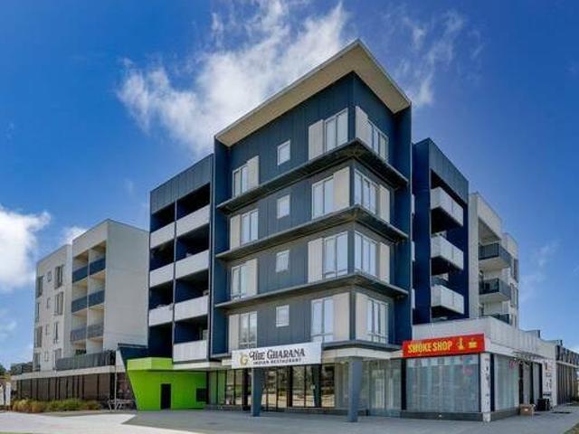 Modern style sweeping views and prime location