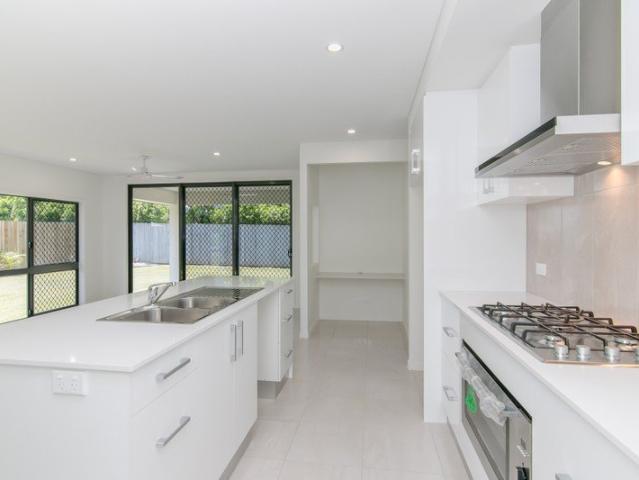 MODERN, STYLISH, 4 BEDROOM HOUSE