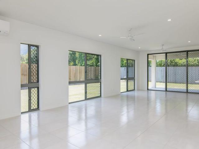 MODERN, STYLISH, 4 BEDROOM HOUSE