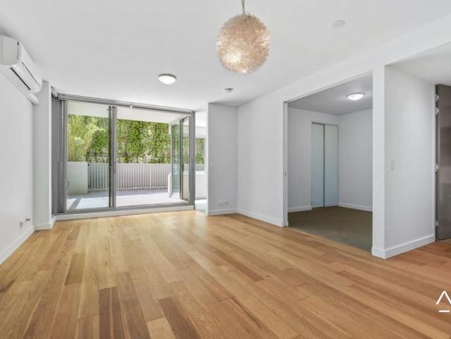 Modern & Stylish 1 Bedroom Apartment with Study & Parking