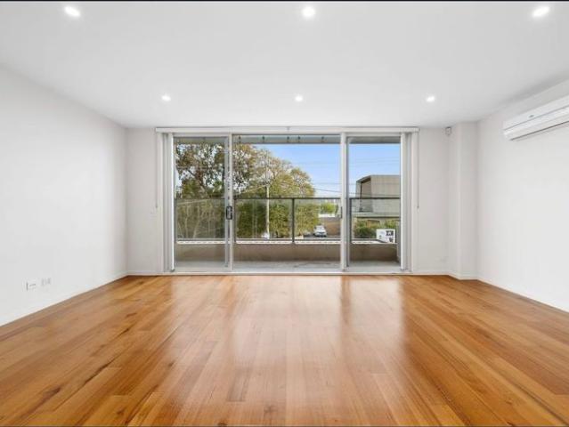 Modern & Stylish 2 Bedroom Home in McKinnon Secondary College Zone