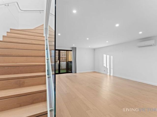 Modern & Stylish 2 Bedroom Townhouse with Dual Ensuites