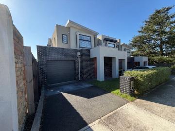 Modern & Stylish Three Bedroom Townhouse