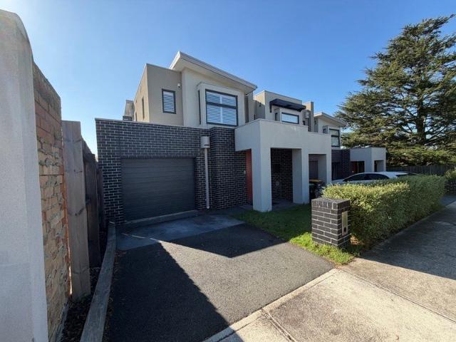 Modern & Stylish Three Bedroom Townhouse