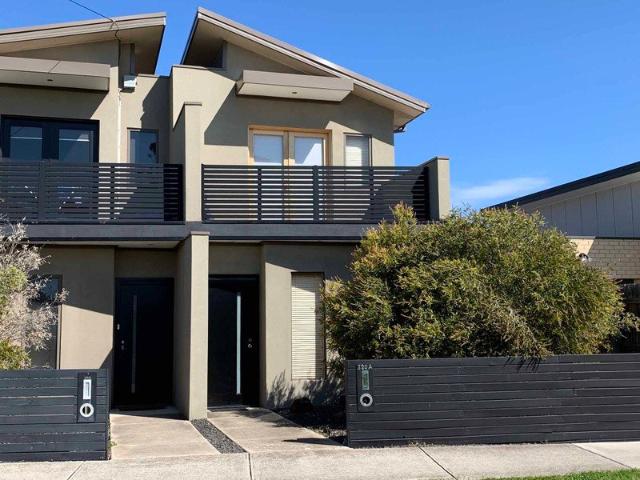 MODERN STYLISH TOWNHOUSE 2 BEDROOMS + 2ND LIVING OR LARGE STUDY