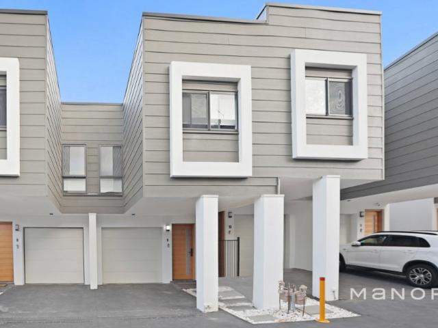 Modern & stylish townhouse