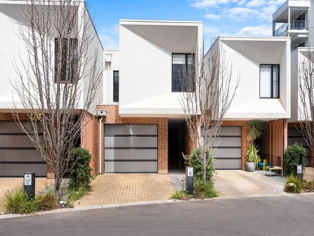 Modern, Stylish Townhouse Easy Living in Everard Park