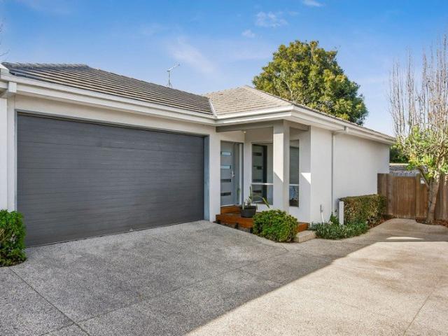 Modern & Stylish Townhouse Living in a Convenient Location