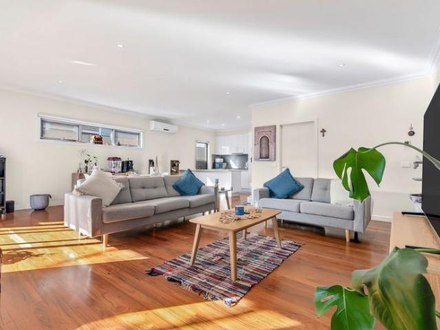 Modern & Stylish Townhouse Living in a Convenient Location