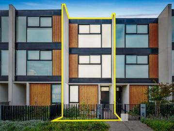 MODERN, STYLISH AND NEAR NEW LIVING !