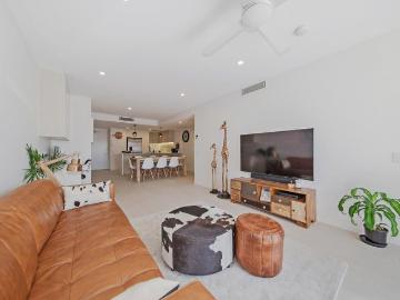 Modern & Stylish Furnished Apartment in the Heart of Coorparoo
