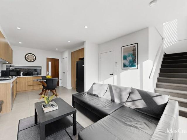 MODERN, STYLISH IN ENVIABLE HADFIELD LOCATION!