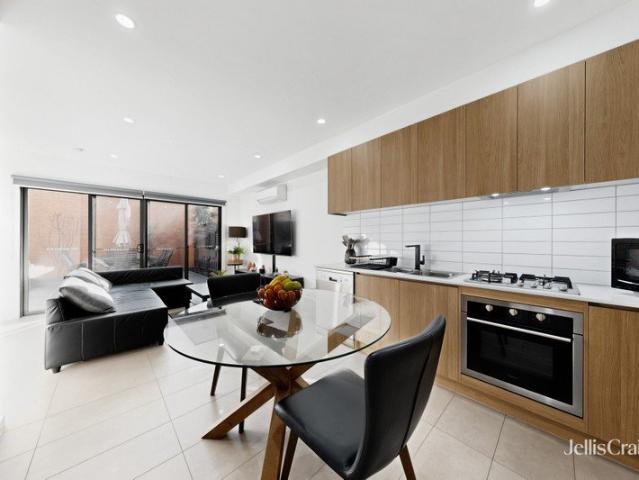 MODERN, STYLISH IN ENVIABLE HADFIELD LOCATION!