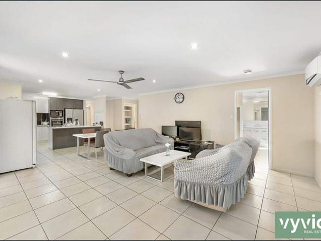 Modern & Stylish Living in South Gladstone With Ocean Views