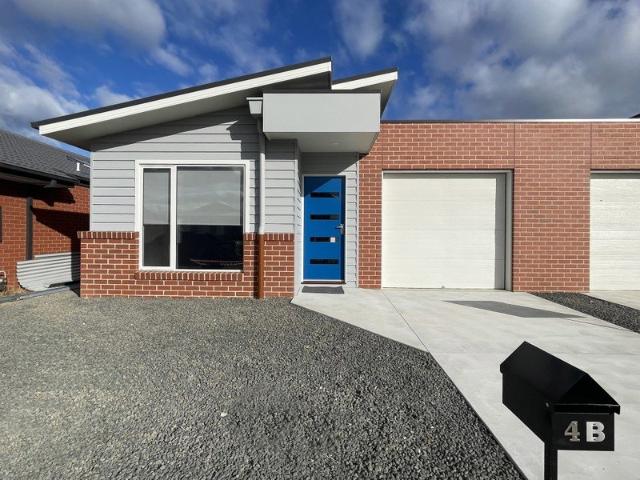 MODERN STYLISH LIVING IN PARK LANES!