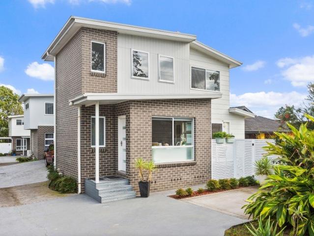 Modern, Street Facing Townhome in Prime Oak Flats Location