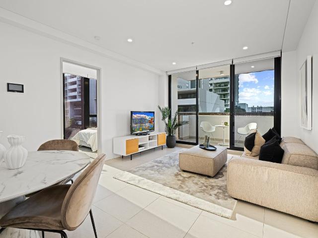 Modern Parkside Apartment with Resort Style Facilities in the Heart of Mascot