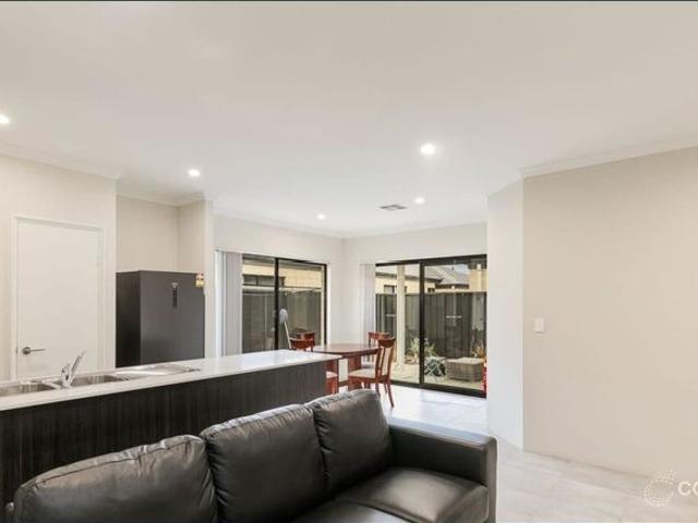Modern Parkside Living – Light, Bright & Ready to Enjoy!