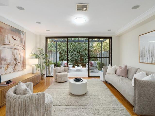 Modern peaceful townhouse of incredible convenience