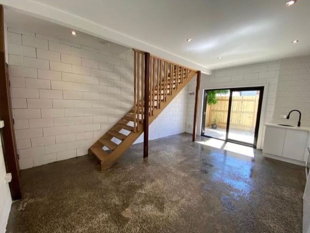Modern & Private Townhouse close to Kensington Station water and internet included in rental