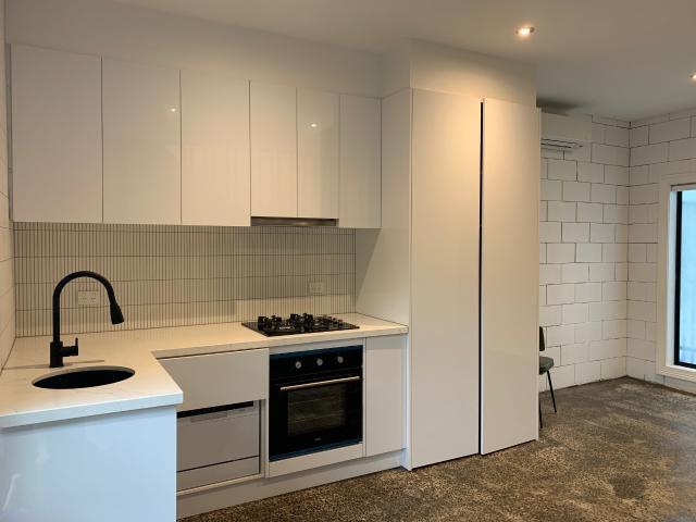 Modern & Private Townhouse close to Kensington Station water and internet included in rental
