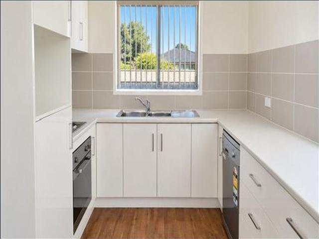 MODERN & PRIVATE UNIT – MINUTES FROM THE CBD & BASE HOSPITAL