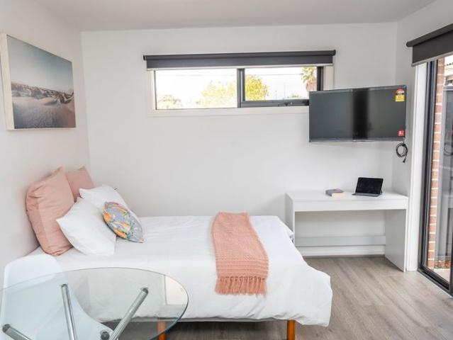Modern Private Room with Ensuite in Newly Built Home All Bills Included!