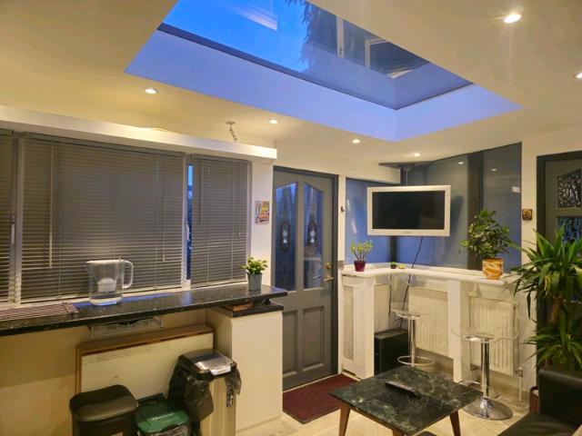 Modern quaint S/C annexe in Epsom