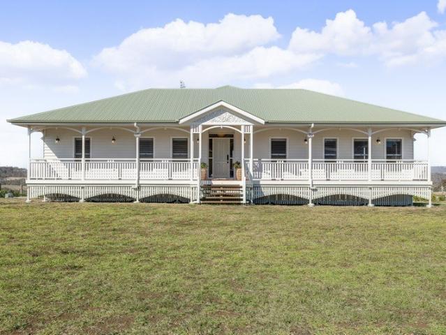 Modern Queenslander Moments to town