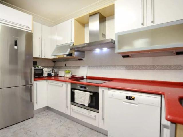 Modern room in 4 bedroom apartment in Bilbao