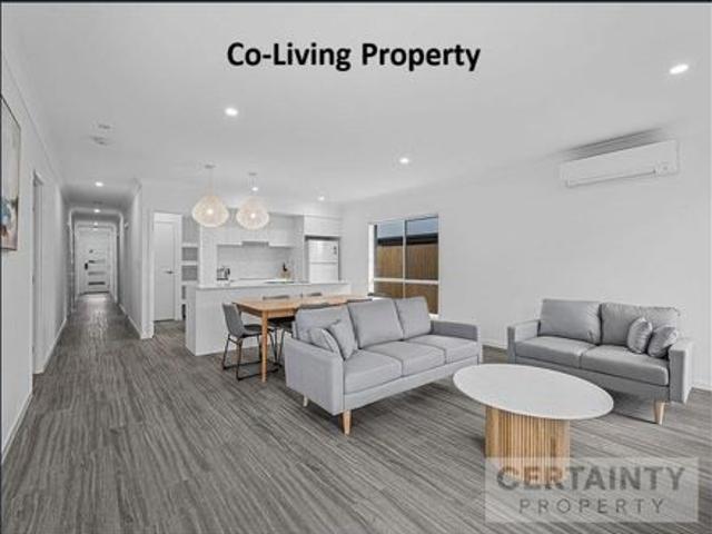 Modern Rooming Accommodation in Greenbank ONE ROOM LEFT!