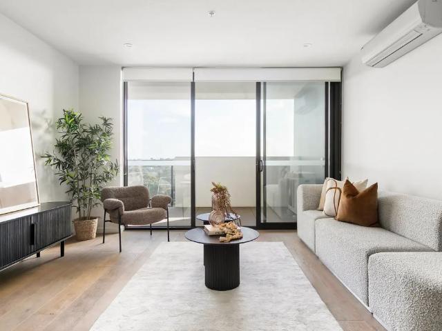 Modern Retreat Overlooking Coburg Lake